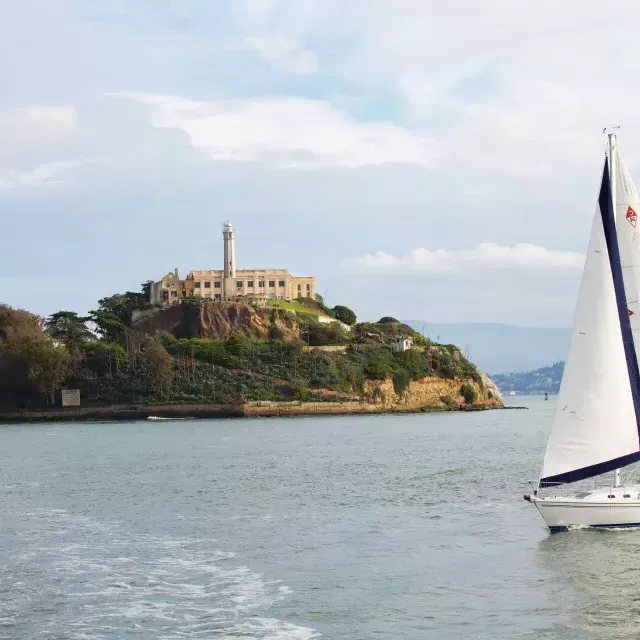 A sailboat passes in front of 阿尔卡特拉斯岛 Island 在威尼斯人官网平台app.